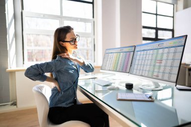 Sırt Ağrısı Kötü Kadın Ofiste Oturuyor