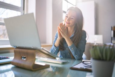 Çevrimiçi Sanal Video Konferansında Müslüman Kadın Alkışlıyor