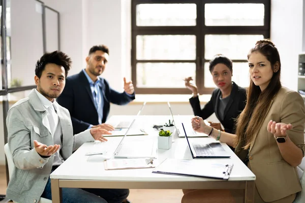 Ejecutivos Enojados Lugar Trabajo Quejándose Lucha Los Trabajadores — Foto de Stock