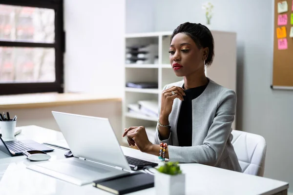 Tiempo Caliente Oficina Mujer Sudando Trabajo —  Fotos de Stock