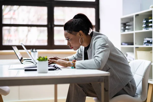 Postura Afro Americano Mulher Trabalhando Laptop — Fotografia de Stock