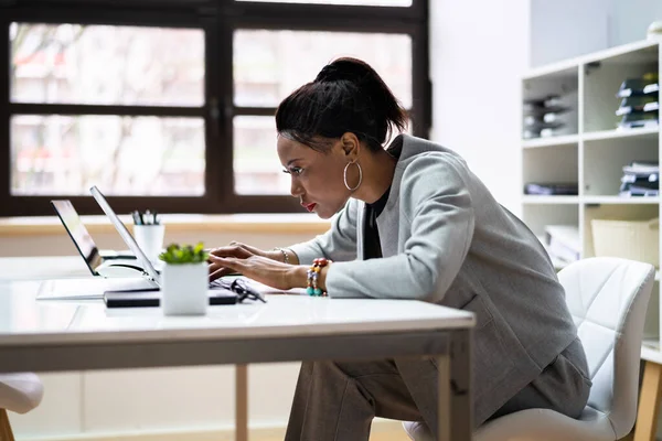 Schlechte Körperhaltung Afroamerikanerin Arbeitet Laptop — Stockfoto