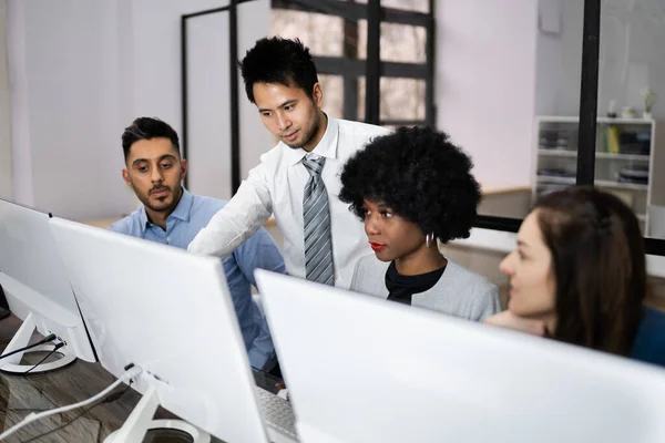Grupp Lyckliga Affärsfolk Som Använder Bärbar Dator Som Diskuterar Arbetsplatsen — Stockfoto