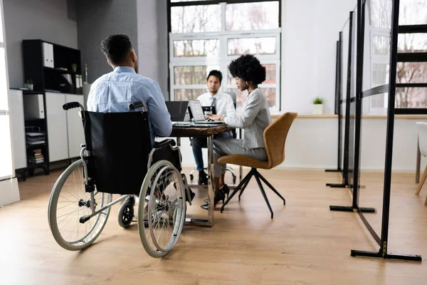 Behinderter Geschäftsmann Sitzt Mit Laptop Schreibtisch Konferenzraum — Stockfoto