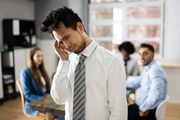 Stresszes Ázsiai Kolléga Más Munkavállalók Zaklatása Hivatalban — Stock Fotó