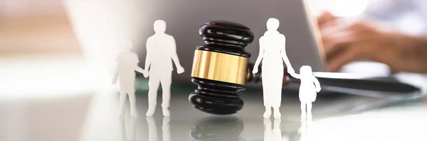 Separation Familjen Silhouette Med Gavel Rättssalen — Stockfoto