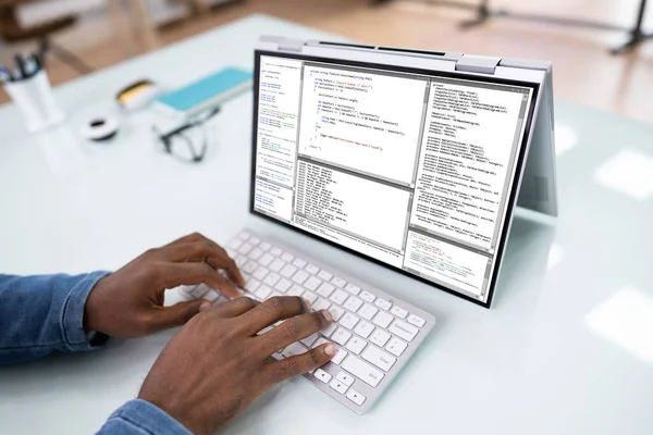 Програміст Або Кодер Офісному Столі Допомогою Ноутбука — стокове фото