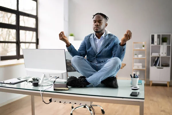 Colaborador Africano Fazendo Meditação Yoga Saúde Mental Escritório — Fotografia de Stock