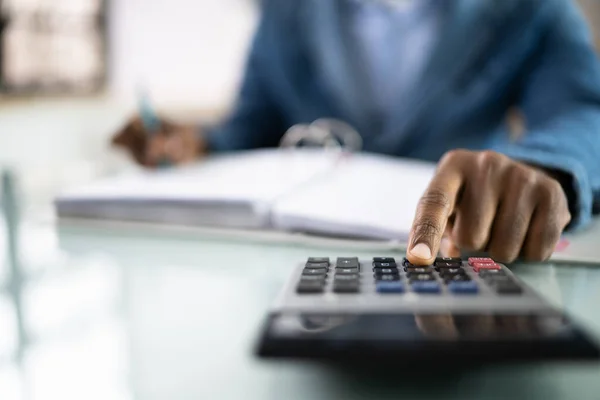 Africký Americký Účetní Pomocí Kalkulačky Pro Účetnictví — Stock fotografie