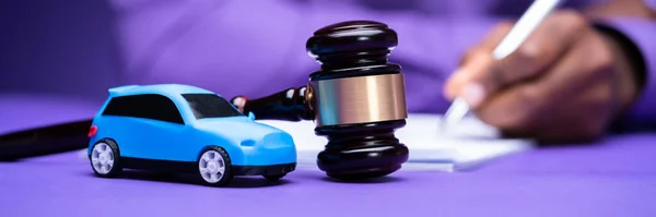 Pequeno Carro Azul Frente Juiz Mallet — Fotografia de Stock