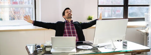 Conseiller Homme Relaxant Dans Chaise Bureau Bureau — Photo