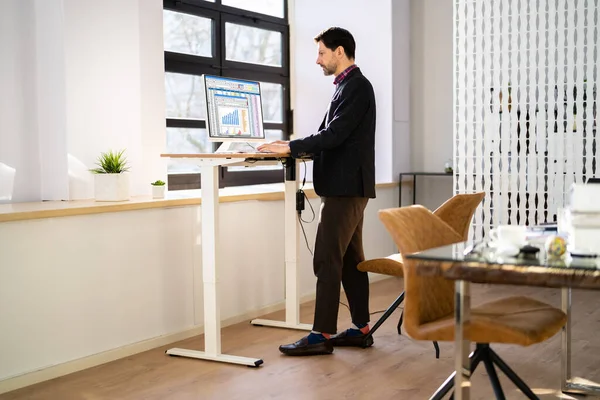Höhenverstellbarer Schreibtischständer Büro Mit Computer — Stockfoto