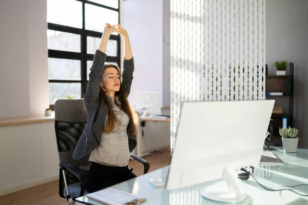 Mitarbeiter Dehnt Sich Schreibtisch Bei Der Arbeit — Stockfoto