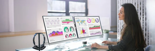 Business Analyst Frau Mit Computer Data Tech — Stockfoto