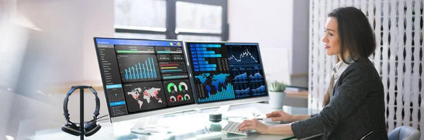 Analystin Für Unternehmensdaten Nutzt Computertechnologie — Stockfoto