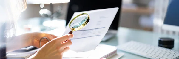 Advogado Examinando Papel Usando Lupa Vidro Investigação Fraude Fiscal — Fotografia de Stock
