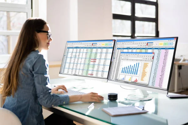 Analyst Mitarbeiter Mit Tabellenkalkulation Auf Computerbildschirm — Stockfoto