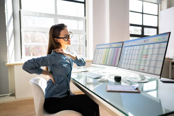 Πόνος Στην Πλάτη Bad Posture Γυναίκα Κάθεται Στο Γραφείο — Φωτογραφία Αρχείου