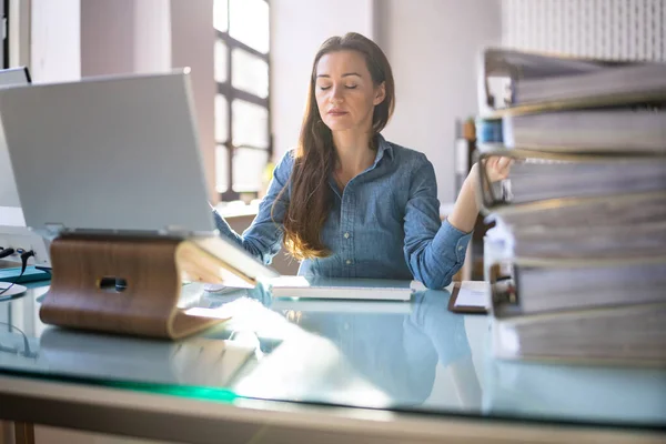 Yoga Sain Gestion Stress Dans Chaise Sur Lieu Travail — Photo