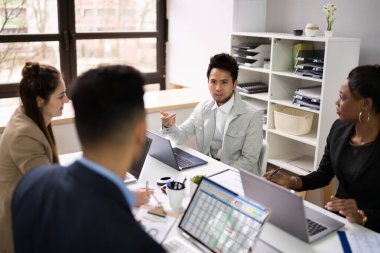 İş yerindeki çeşitli iş adamları grubu. Personel Toplantısı