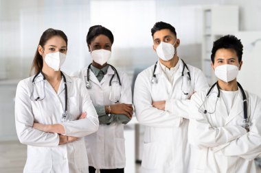 FFP2 maskesi takan Doktor Grup Hastanedeydi.