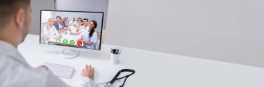 Genç Erkek Doktor Klinikte Laptop 'ta Video Sohbeti
