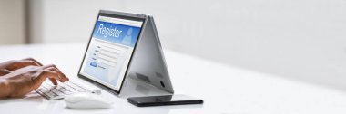Çevrimiçi Web Kayıt Formu Web sitesinde Laptop Kullanılıyor