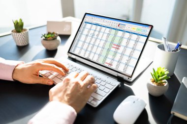 Ofis Tabletindeki Hesap Çizelgesi İş Çalışması