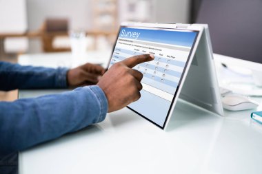 Çevrimiçi Anket ve Dijital Araştırma Formu Ekranda