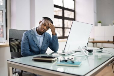 Baş ağrısı ve akşamdan kalma hasta bir çalışan.