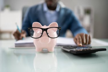 Piggybank 'in mali danışmanı. Para Kaydetme Hesaplaması