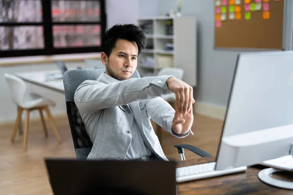 Lavoro Casa Esercizio Stretch Alla Scrivania Del Computer — Foto Stock