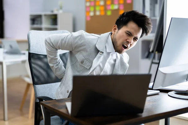 Dolor Espalda Mala Postura Hombre Sentado Oficina —  Fotos de Stock