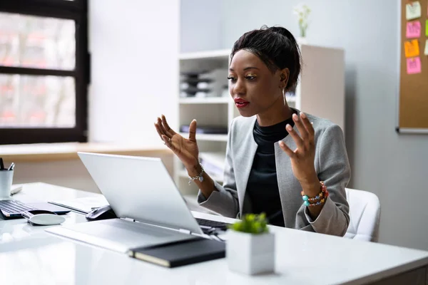 Boos Schreeuwen Expressie Emotie Met Behulp Van Laptop Computer — Stockfoto