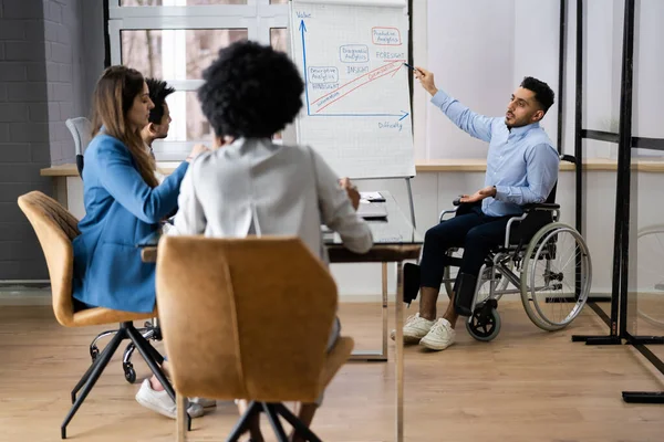 Persona Con Discapacidad Dando Presentación Reunión Educación — Foto de Stock