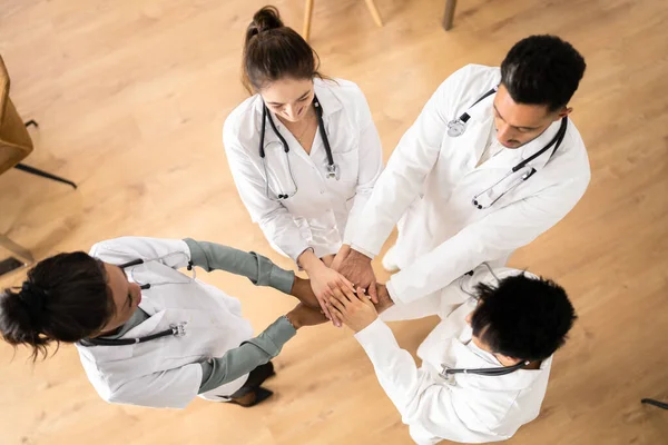 Medisch Team Stapelen Handen Tegen Elkaar Het Ziekenhuis — Stockfoto