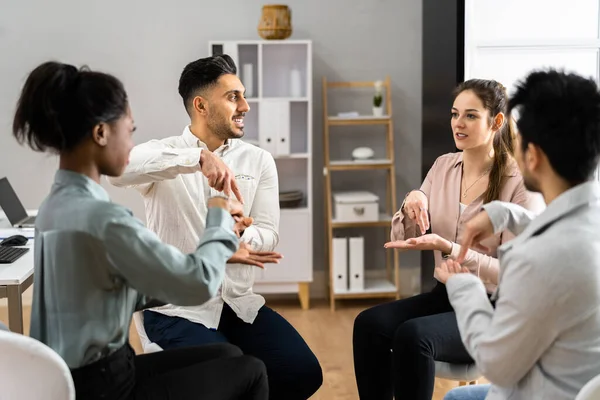 Lernen Der Gebärdensprache Für Gehörlose Behinderte — Stockfoto