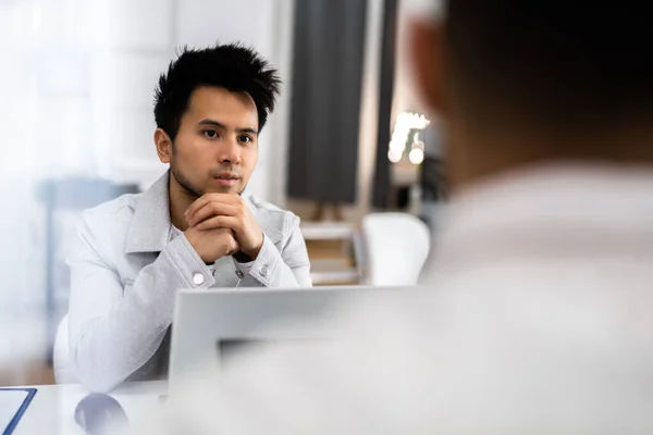 Vrouwelijke Manager Die Een Jonge Mannelijke Sollicitant Interviewt — Stockfoto