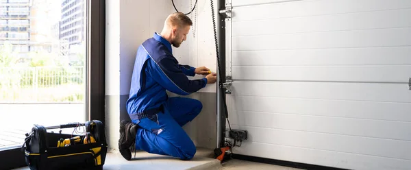 Instalação Reparação Porta Garagem Casa Homem Empreiteiro Casa — Fotografia de Stock