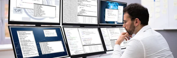 Software Entwickler Programmieren Auf Computerbildschirmen — Stockfoto