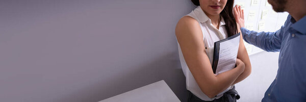 Крупный план человека, пытающегося досадить бизнесвумен с документом
