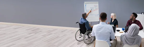 Инвалидный Пожилой Бизнесмен Делает Презентацию Своим Коллегам — стоковое фото