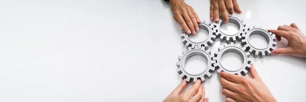 Innowacyjni Biznesmeni Zespół Hands Joining Gears Desk — Zdjęcie stockowe