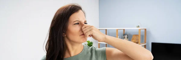 Mujer Cubriendo Nariz Mal Olor Dentro Casa — Foto de Stock