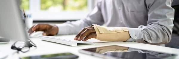 Broken Arm Office Accident Worker Compensation Social Coverage — Stock Photo, Image