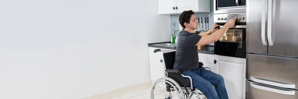 Engelli Adam Mikrodalga Fırını Mutfakta Pişirmek Çin Kullanıyor — Stok fotoğraf