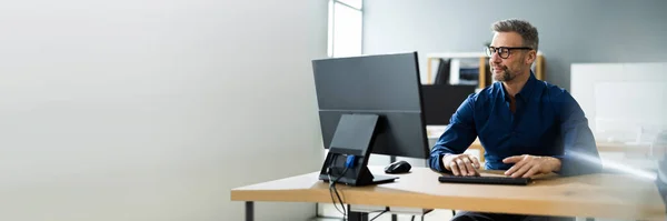 Επιχειρηματίας Χρησιμοποιώντας Business Computer Στο Γραφείο Στο Χώρο Εργασίας — Φωτογραφία Αρχείου