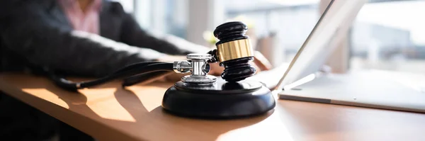 Tribunale Negligenza Medica Legge Gavel Stetoscopio Aula — Foto Stock