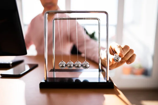 Pendulum Action Movement Science Energy Reaction Effect — Stock Photo, Image