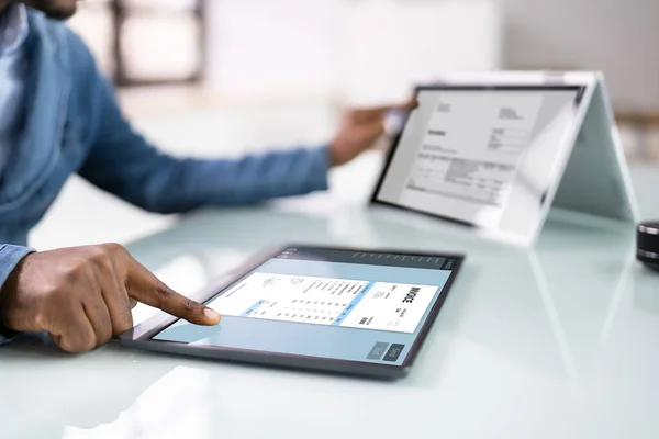 Jungunternehmer Benutzt Laptop Mit Computerbildschirm Der Rechnung Zeigt — Stockfoto